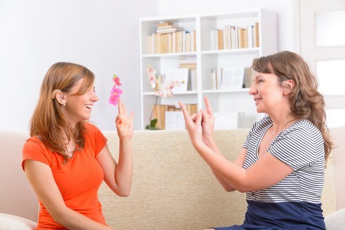 2 jonge vrouwen communiceren met gebarentaal