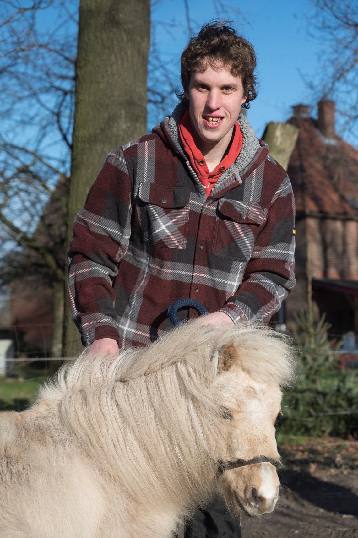 Niels (29) met een pony op de Rommeshoef