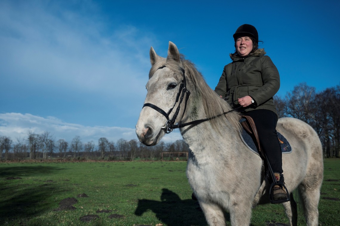 Tine (32) zit op een paard in de Rommeshoef