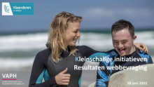 screenshot eerste pagina presentatie: foto van jongen met down samen met begeleider aan zee met surfplank + titel ''Kleinschalige initiatieven: resultaten webenquête'